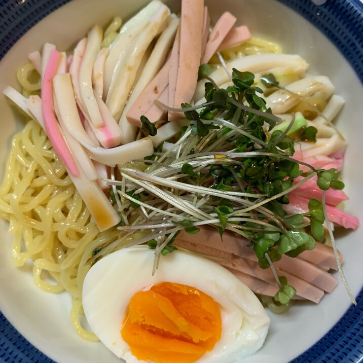 3色蒲鉾と魚肉ソーセージで冷麺